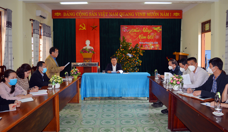Lãnh đạo Trung tâm Y tế TP. Đồng Hới báo cáo tình hình phòng chống dịch Covid-19 trên địa bàn thành phố.