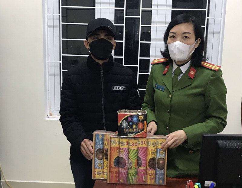Người dân tự nguyện giao nộp pháo cho Công an phường Quảng Phúc trước thời khắc giao thừa Tết Nguyên đán Nhâm Dần 2022.