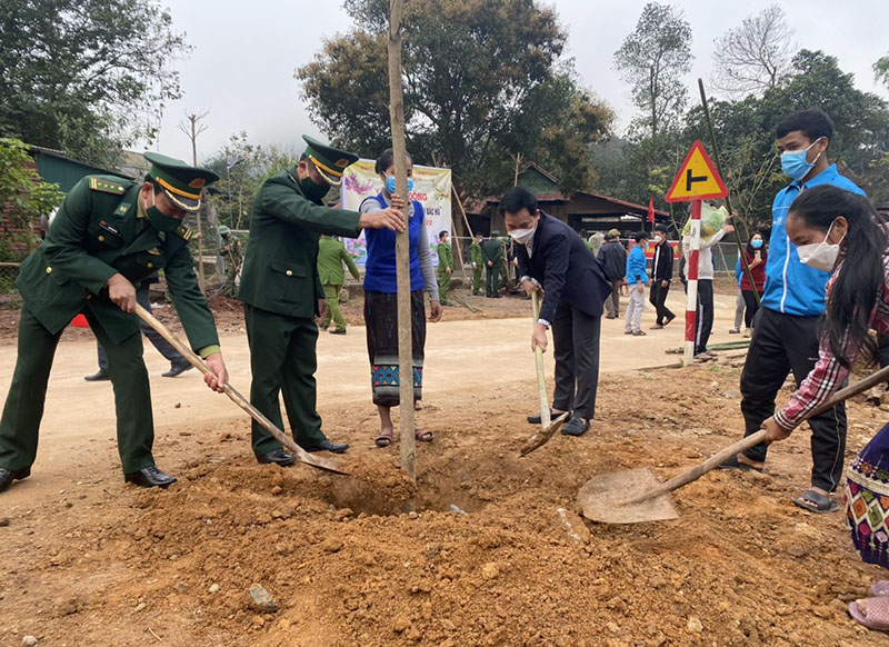 Cán bộ, nhân dân xã Thượng Trạch (Bố Trạch) trồng cây hưởng ứng “Tết trồng cây đời đời nhớ ơn Bác Hồ”.