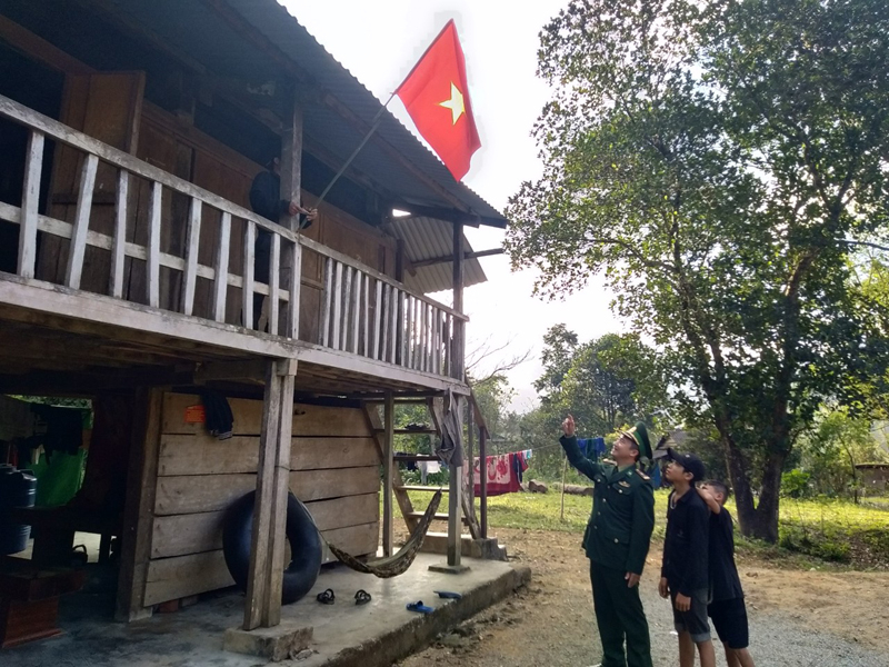 Bộ đội Biên phòng cùng dân bản đón Tết cổ truyền của dân tộc.
