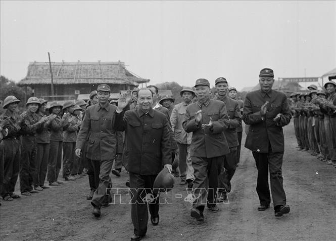 Tổng Bí thư Trường Chinh chúc Tết bộ đội Trường Sơn, Xuân Giáp Dần 1974. Ảnh: Lâm Hồng/TTXVN