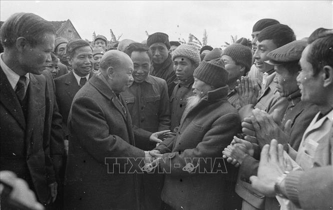 Tổng Bí thư Trường Chinh thăm hỏi các cụ già xã Sài Sơn, huyện Quốc Oai, tỉnh Hà Sơn Bình, ngày 3/2/1984 (nay thuộc huyện Quốc Oai, TP. Hà Nội). Ảnh: Kim Hùng/TTXVN