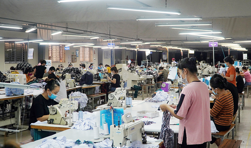  Không khí lao động sôi nổi tại Xí nghiệp may Hà Quảng.