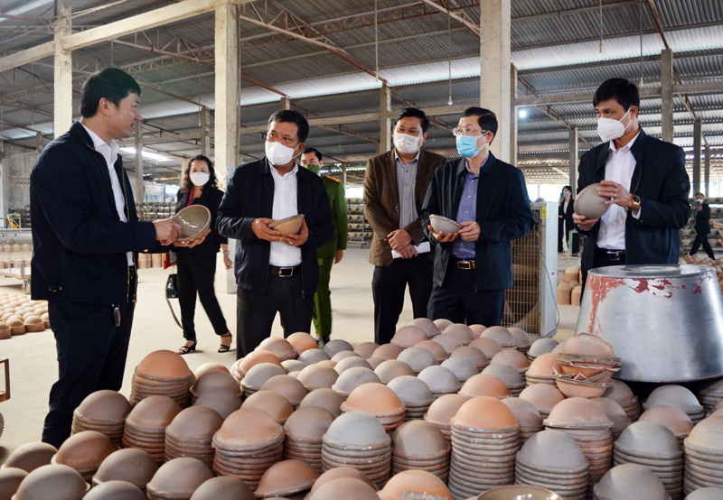 Đoàn công tác kiểm tra tình hình sản xuất gốm sứ tại Công ty TNHH Đức Huấn.