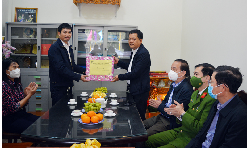 Đồng chí Bí thư Thành ủy Đồng Hới Trần Phong tặng quà động viên Công ty TNHH Đức Huấn nhân dịp đầu năm mới 2022.