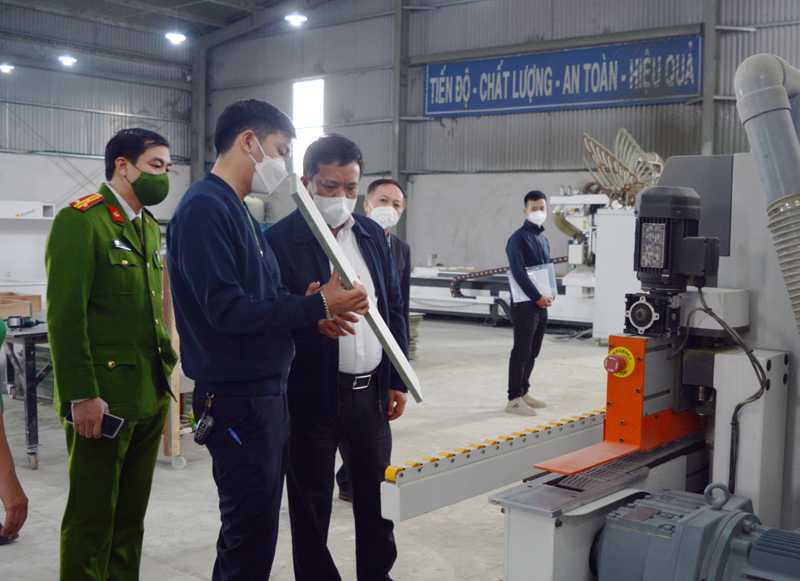 Đoàn công tác kiểm tra sản xuất mộc nội thất tại Công ty TNHH Thương mại và dịch vụ Thất Xinh.
