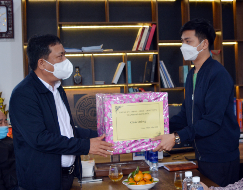  Đồng chí Bí thư Thành ủy Đồng Hới Trần Phong tặng quà Công ty TNHH Thương mại và dịch vụ Thất Xinh.