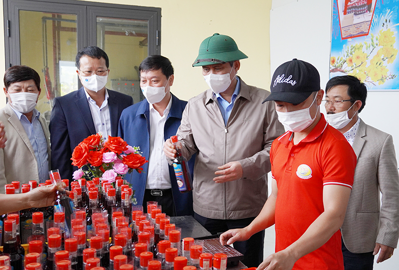 Đồng chí Chủ tịch UBND tỉnh Trần Thắng tham quan mô hình sản xuất nước mắm của Công ty TNHH dịch vụ thuỷ sản Việt Trung.