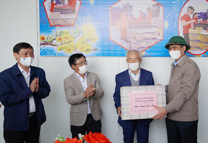 Đồng chí Chủ tịch UBND tỉnh Trần Thắng tặng quà cho Công ty TNHH dịch vụ thuỷ sản Việt Trung.