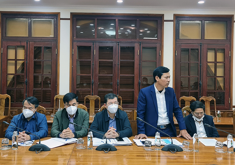 Các đại biểu thảo luận tại buổi cuộc họp.