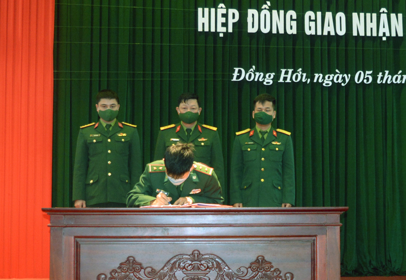 Các đơn vị ký biên bản hiệp đồng, giao nhận quân nhập ngũ năm 2022 tại Ban CHQS TP. Đồng Hới.