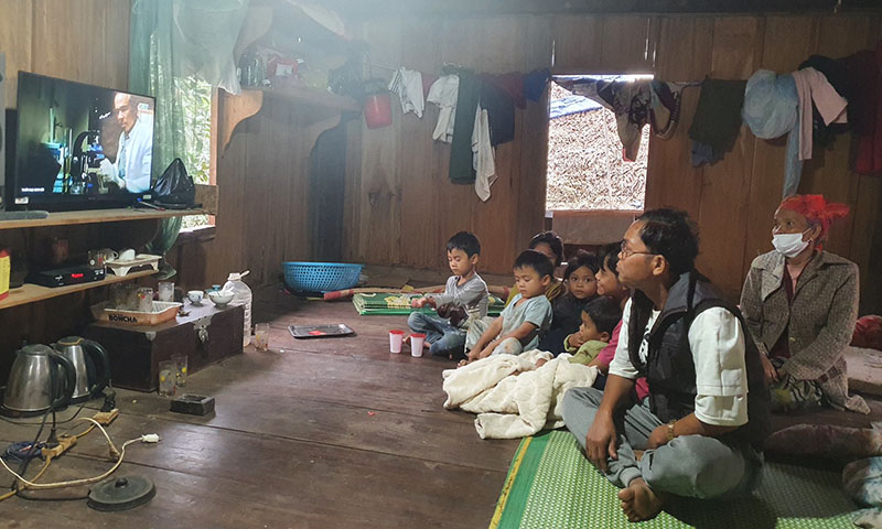 Từ khi có nguồn điện mạnh hơn, nhiều người dân xóm mới đã mua tivi và xem tivi thoải mái mà không lo mất điện.