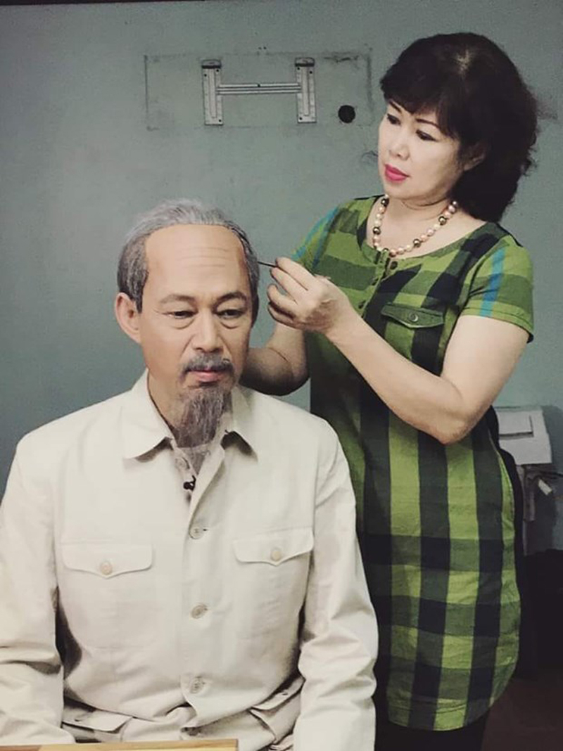 Nghệ sỹ hóa trang Đạm Thủy luôn song hành cùng chồng trong các vở diễn về Bác Hồ. (Ảnh: Tất Sơn/TTXVN)