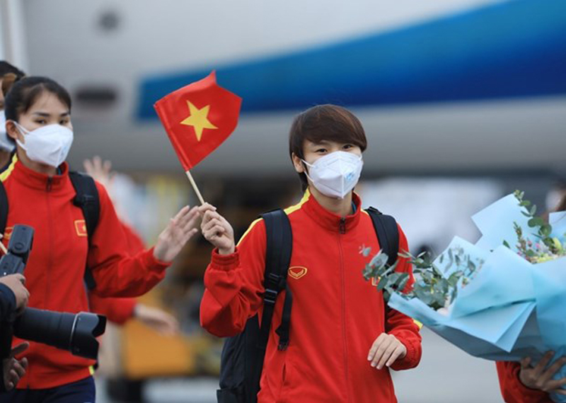 Các nữ tuyển thủ trở về nước trong sự chào đón nồng nhiệt của người hâm mộ. (Ảnh: TTXVN)
