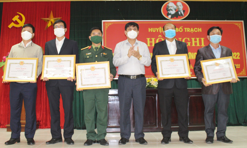 Đồng chí Bí thư Huyện ủy Bố Trạch Lê Công Toán tặng giấy khen cho các tổ chức cơ sở đảng “Hoàn thành xuất sắc nhiệm vụ tiêu biểu