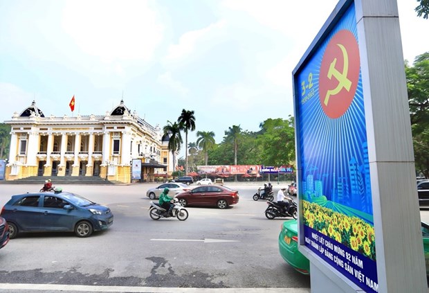 Pano chào mừng ngày thành lập Đảng tại khu vực Quảng trường Cách mạng tháng Tám. (Ảnh: Hoàng Hiếu/TTXVN)
