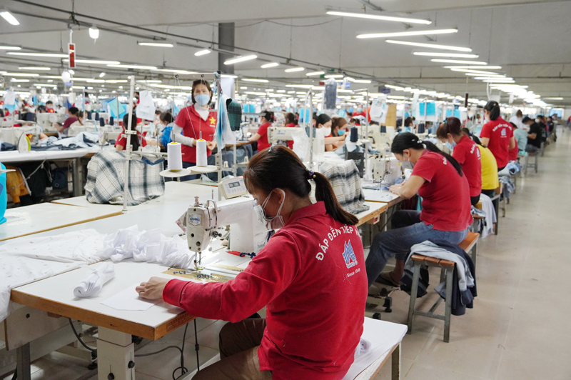 Xí nghiệp May Hà Quảng sản xuất trong những ngày đầu năm mới.             ảnh: A.Tuấn
