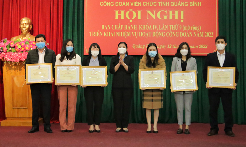 Lãnh đạo CĐVC tỉnh trao bằng khen của LĐLĐ tỉnh cho các CĐCS đạt thành tích xuất sắc trong hoạt động CĐ năm 2021.
