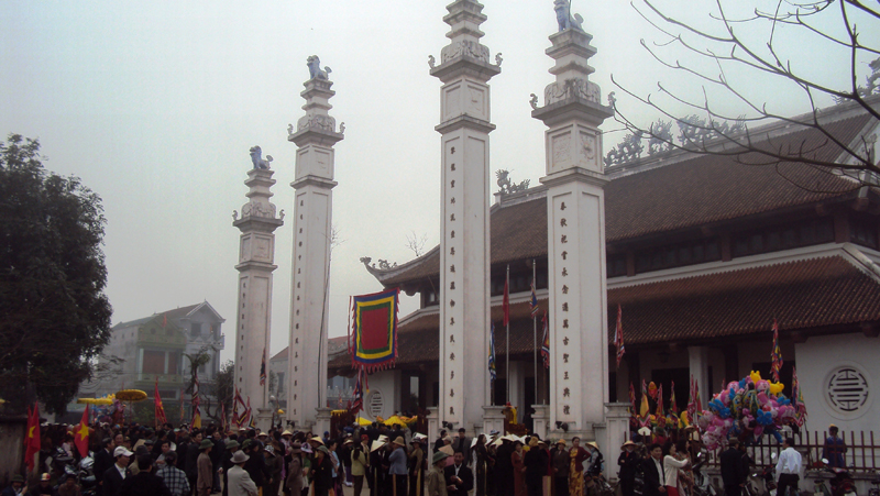 Người dân tham gia lễ tế Thành Hoàng Nguyễn Đức Tuân vào rằm tháng Giêng.