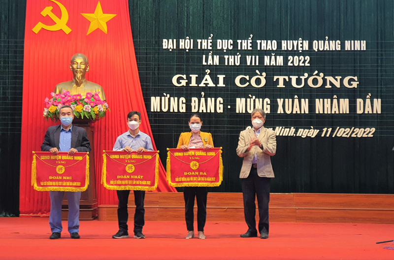 Ban tổ chức trao giải nhất, nhì, ba toàn đoàn.