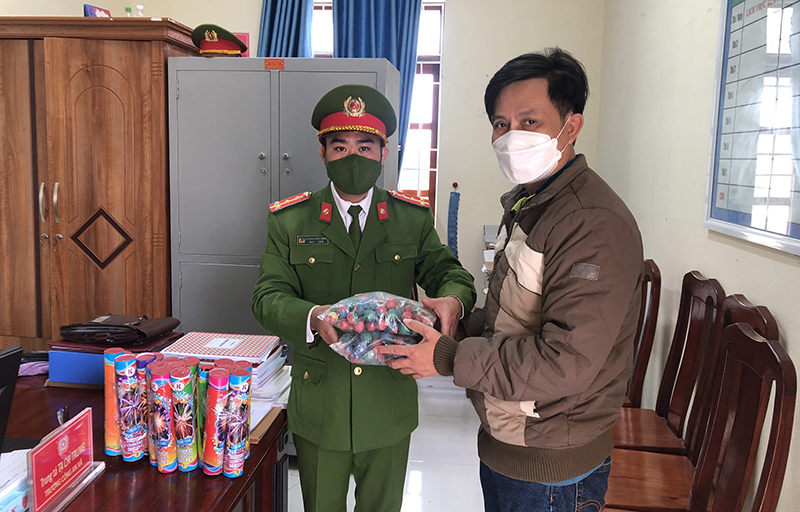 Người dân tự nguyện giao nộp các loại vũ khí, vật liệu nổ, công cụ hỗ trợ.