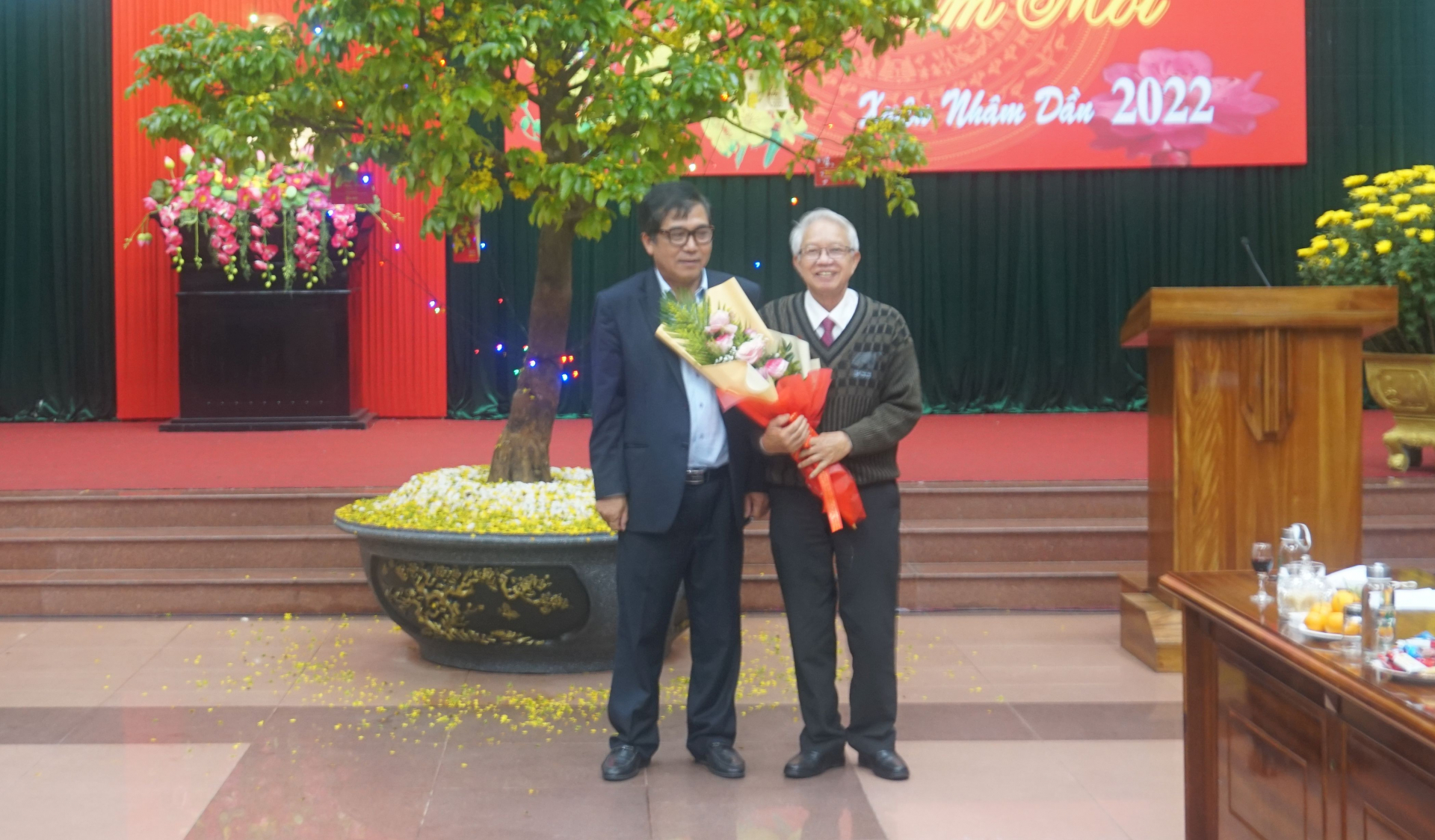 : Đồng chí Phó Chủ tịch Thường trực UBND tỉnh Đoàn Ngọc Lâm tặng hoa chúc mừng Hội Tình nghĩa cán bộ hưu trí UBND tỉnh.