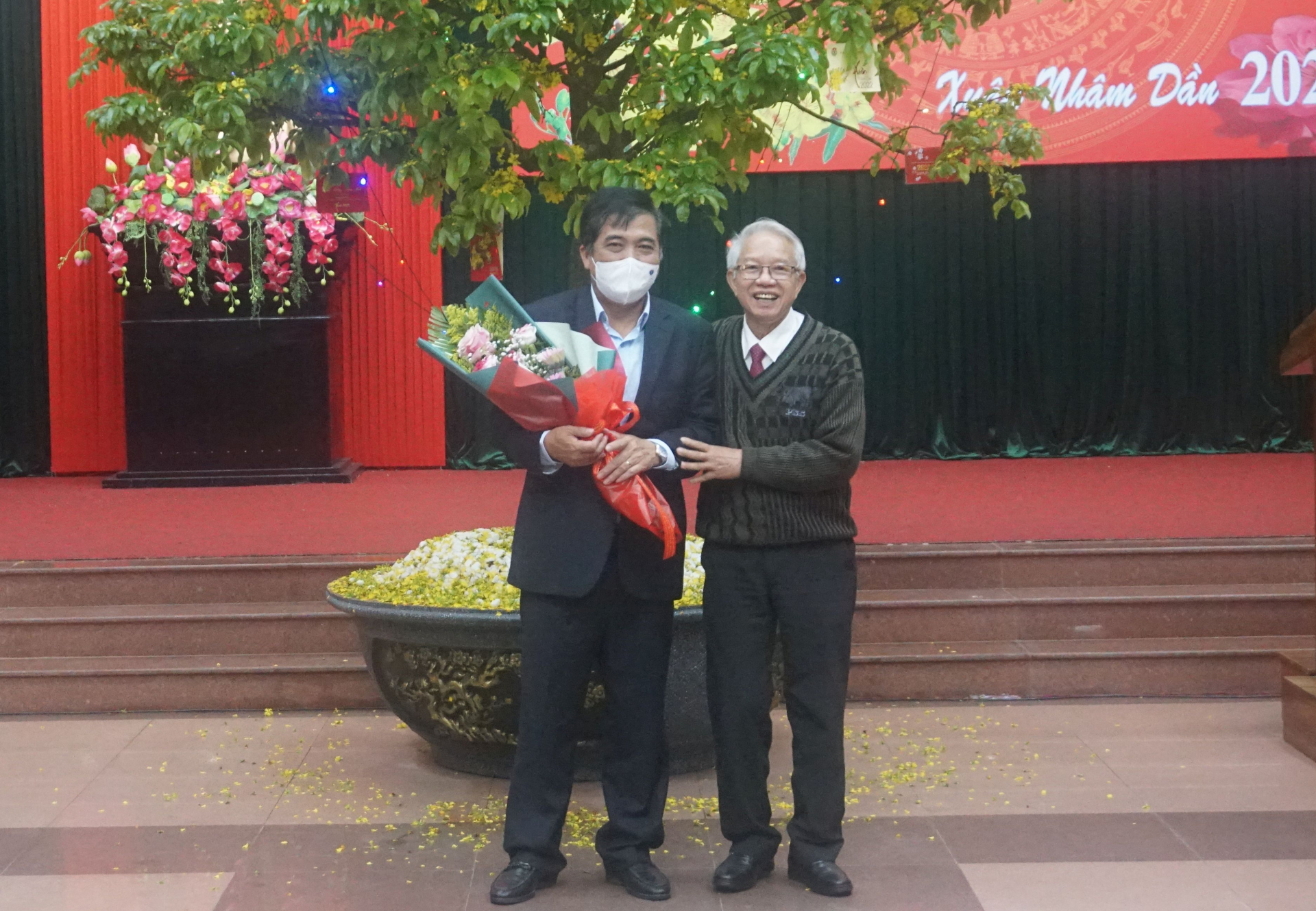 Hội Tình nghĩa hưu trí UBND tỉnh tặng hoa cảm ơn lãnh đạo UBND tỉnh