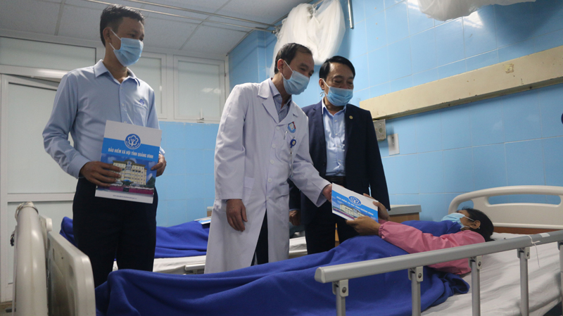 Lãnh đạo BHXH tỉnh thăm, tặng quà các bệnh nhân BHYT đang điều trị ở Bệnh viện hữu nghị Việt Nam-Cuba Đồng Hới.