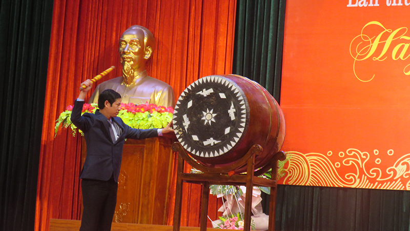 Đồng chí Hồ An Phong đánh trống khai mạc chương trình