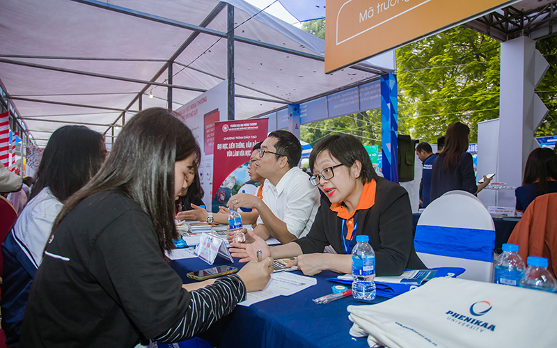Cán bộ Trường đại học Phenikaa tư vấn tuyển sinh cho thí sinh năm 2021.