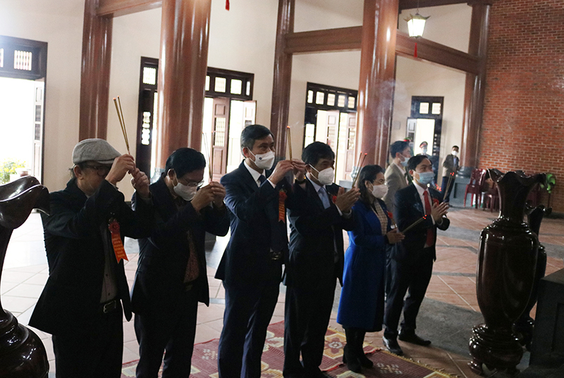Các đồng chí lãnh đạo dâng hương tại điện thờ chính đình làng Phan Long