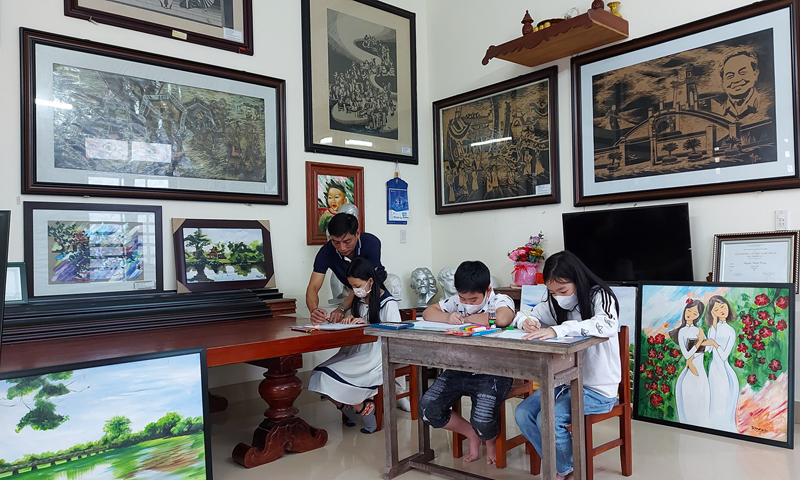 Họa sỹ Nguyễn Thành Trung dìu dắt, bồi dưỡng năng khiếu mỹ thuật cho học sinh.