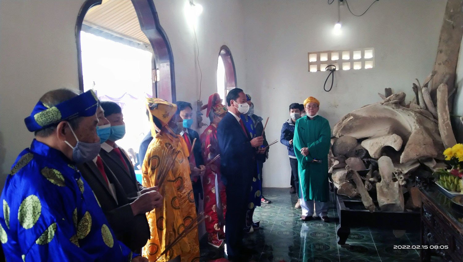 Các đại biểu dâng hương tại Ngư linh miếu