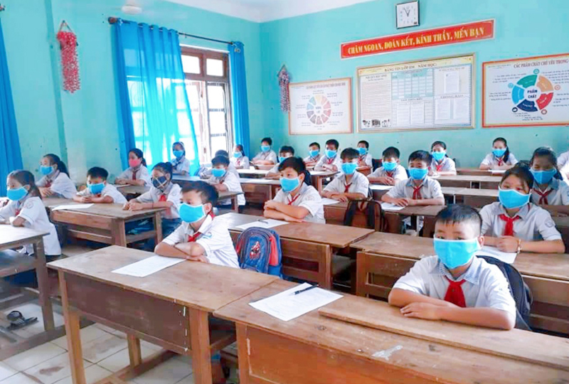 Học sinh tuân thủ chặt chẽ quy định 5K trong lớp học.