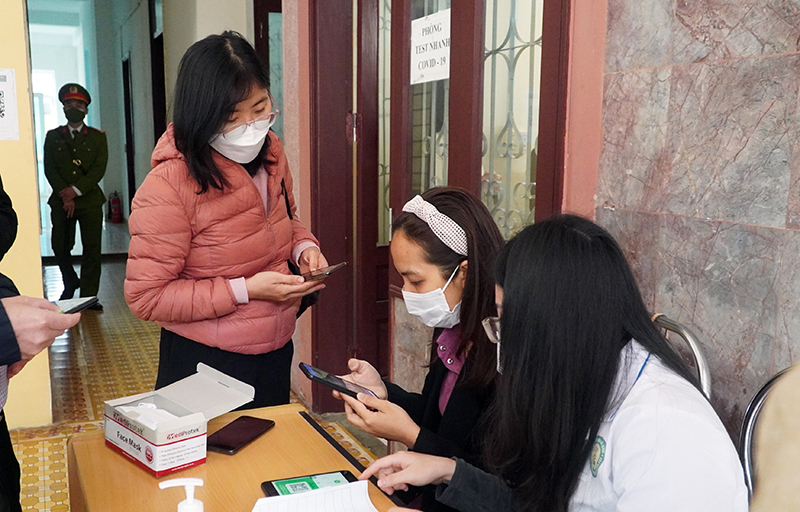 Cán bộ, công dân đều khai báo y tế và test nhanh Covid-19.