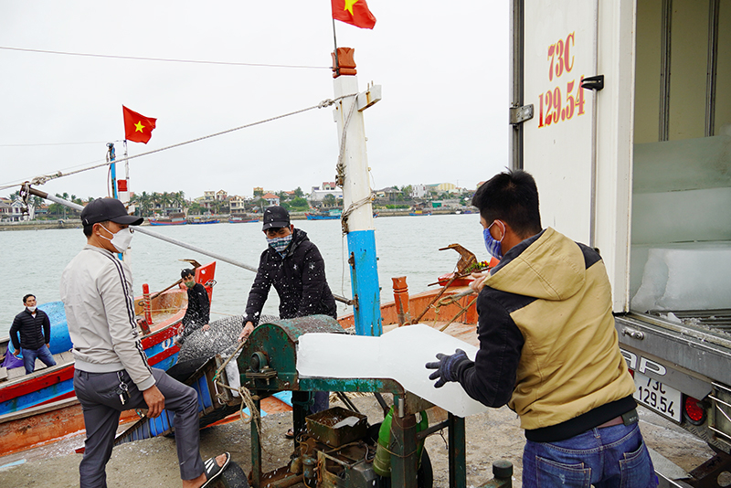 Ngư dân chuyển đá lạnh lên tàu để phục vụ cho công tác bảo quản hải sản.