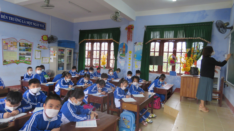 HS Trường TH số II Nam Lý tuân thủ đeo khẩu trang khi đến trường.