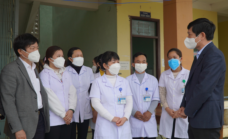 Đồng chí Phó Chủ tịch UBND tỉnh Hồ An Phong thăm hỏi, động viên cán bộ Trạm y tế xã Liên Thủy.