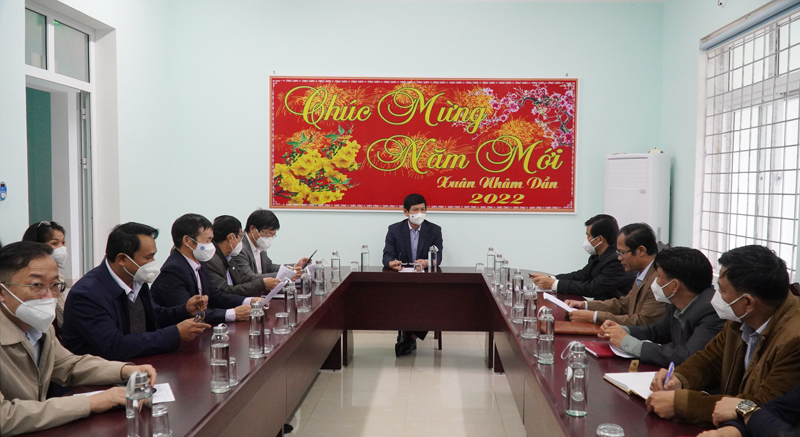 Đồng chí Phó Chủ tịch UBND tỉnh Hồ An Phong trao đổi với lãnh đạo Bệnh viện đa khoa Lệ Thủy về công tác khám chữa bệnh cho nhân dân trên địa bàn.. 