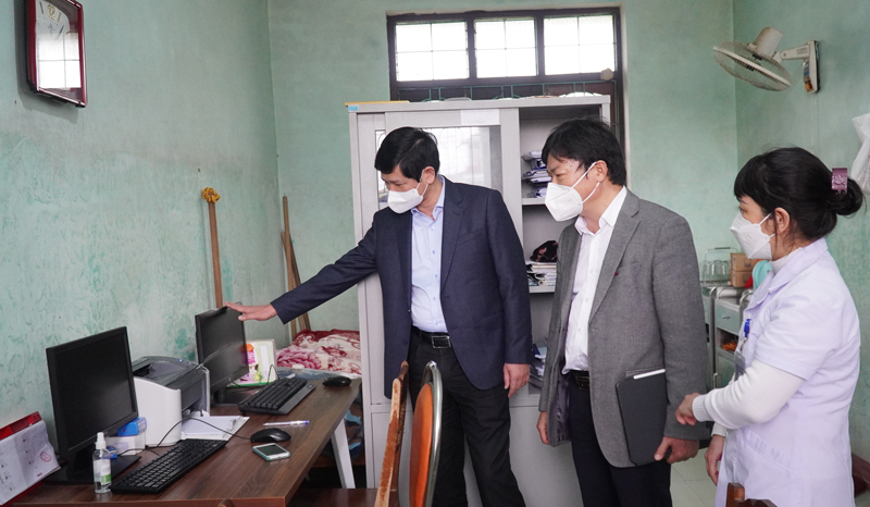 Kiểm tra việc ứng dụng công nghệ thông tin tại Trạm y tế xã.