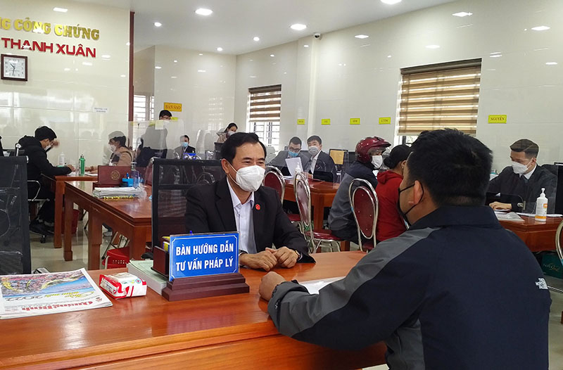 Ông Nguyễn Thanh Xuân, Trưởng VPCC Nguyễn Thanh Xuân đang tư vấn pháp luật cho công dân đến giao dịch