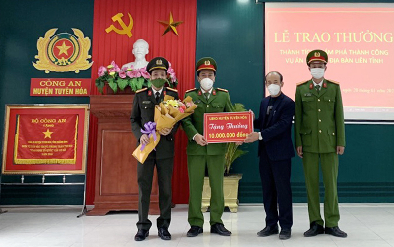 Lãnh đạo huyện Tuyên Hóa trao thưởng cho Công an huyện về thành tích đấu tranh thành công vụ án tàng trữ và mua bán trái phép hơn 1.200 viên ma túy.