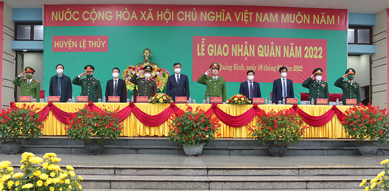 Các đại biểu dự lễ giao nhận quân.