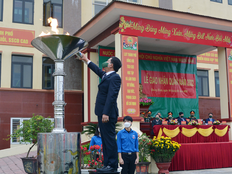Đồng chí Bí thư Thành ủy Đồng Hới Trần Phong, thắp lửa truyển thống tại buổi lễ giao nhận quân 2022.