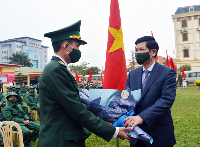 Đồng chí Phó Chủ tịch UBND tỉnh Hồ An Phong tặng hoa chúc mừng đơn vị nhận quân.
