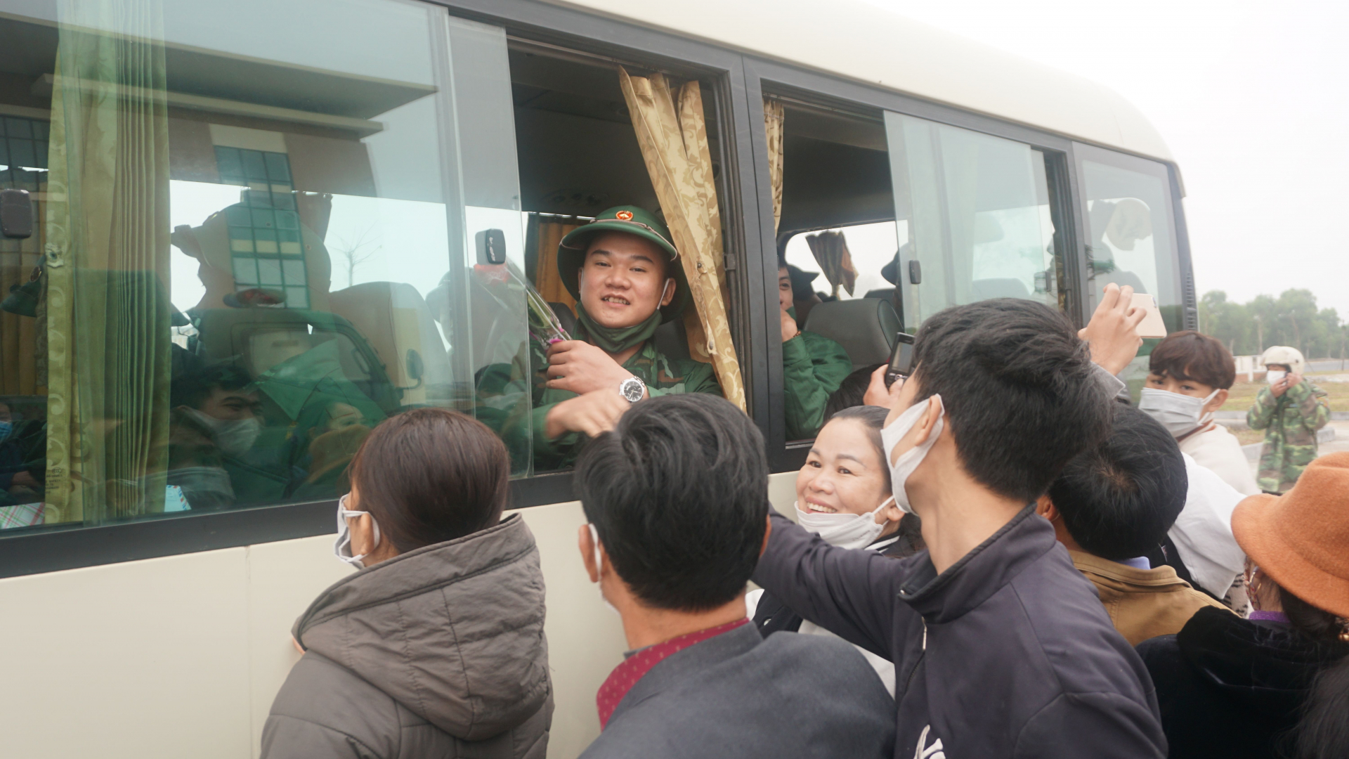 Chia tay bạn bè, người thân, các tân binh huyện Quảng Trạch tự tin lên đường nhập ngũ, quyết tâm hoàn thành xuất sắc nhiệm vụ được giao.