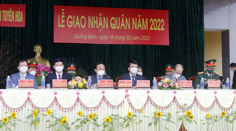 Các đại biểu dự lễ giao, nhận quân.