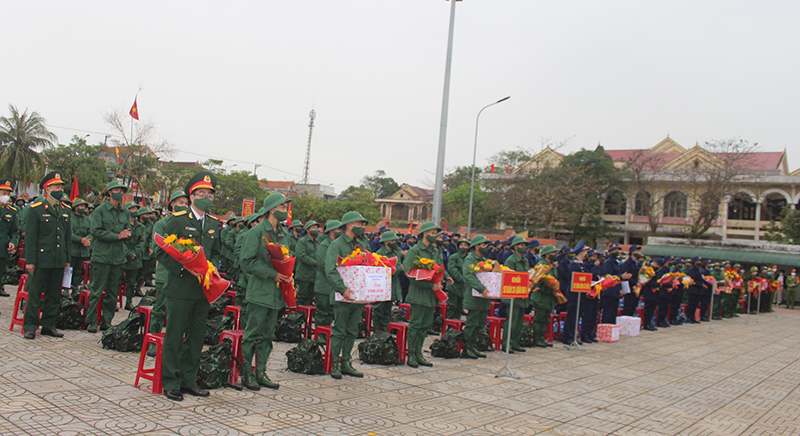 Toàn cảnh lễ giao, nhận quân tại huyện Bố Trạch.