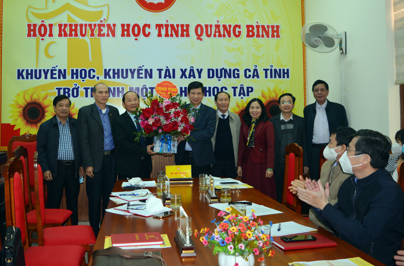 Đồng chí Phó Chủ tịch UBND tỉnh Hồ An Phong tặng hoa chúc mừng Hội Khuyến học nhân dịp đầu xuân năm mới.