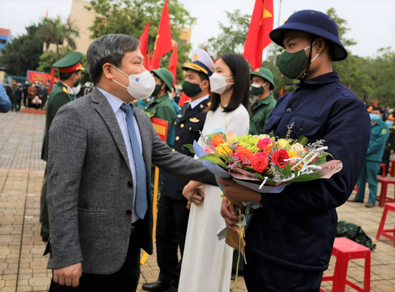 Đồng chí Bí thư Tỉnh ủy Vũ Đại Thắng tặng hoa chúc mừng các tân binh lên đường nhập ngũ.